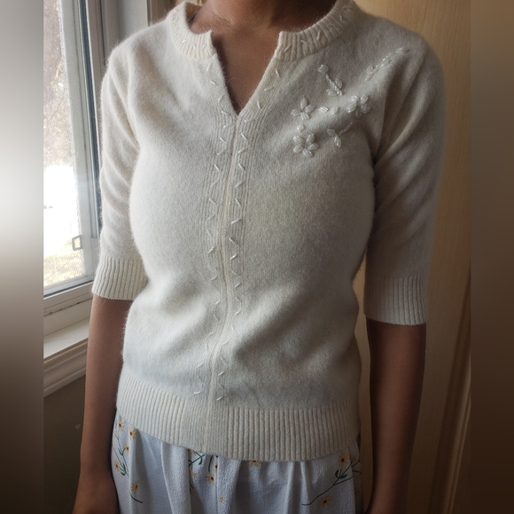 Sweaters - Elegant Cream Cashmere Sweater with Floral Embroidery